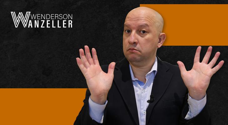 Wenderson Wanzeller com as mãos abertas em gesto de pausa.