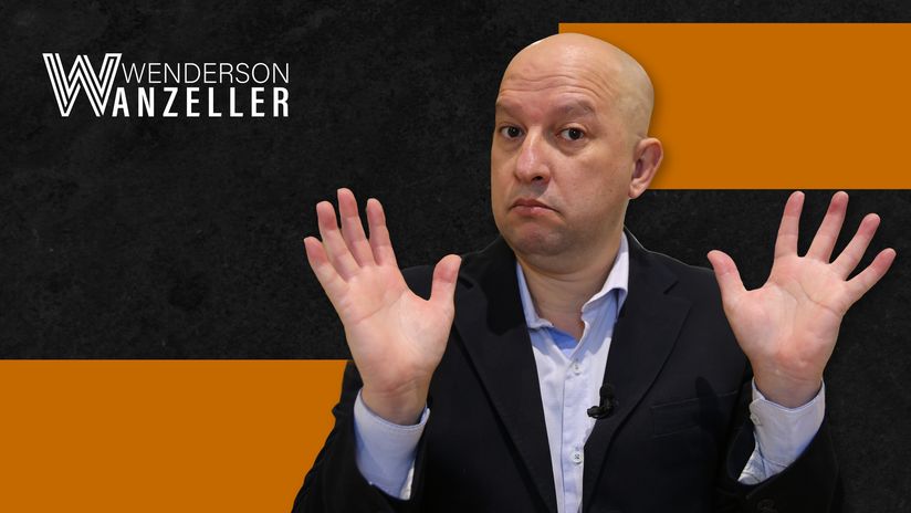 Wenderson Wanzeller com as mãos abertas em gesto de pausa.